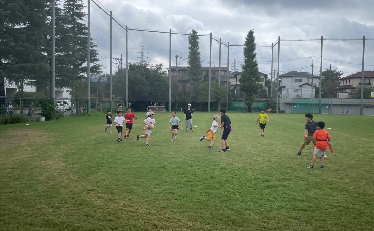 和泉タグラグビースクールで子どもたちが練習する様子